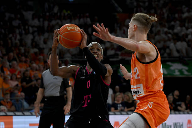 与年轻化趋 与年轻化趋